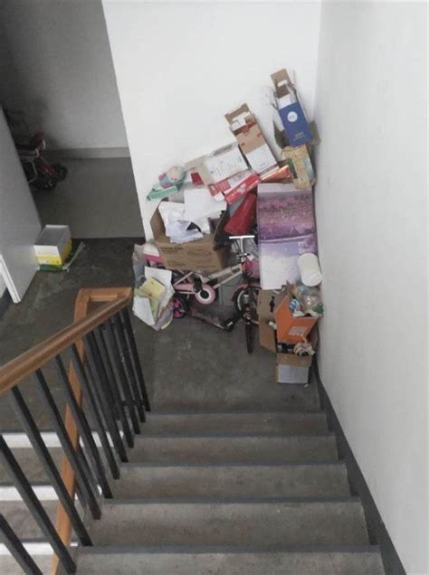 客廳 屏風 公寓樓梯堆放雜物
